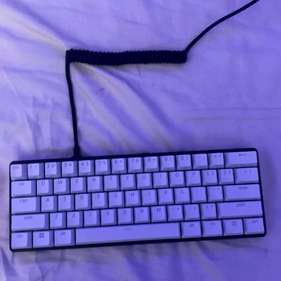 white and black razer keyboard its brand new only used it a couple times no box - Picture 1 of 4